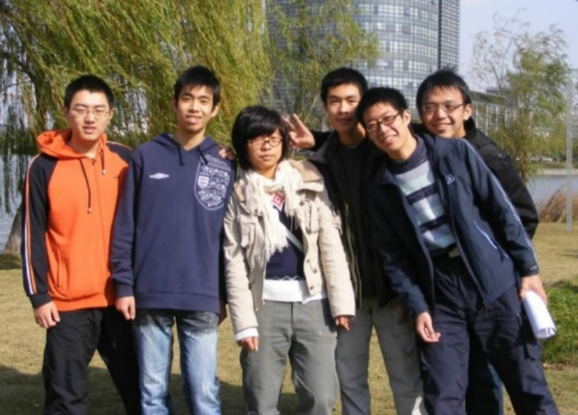 浙江大学科幻协会初创成员合影，自右往左第二位为姜振宇。
